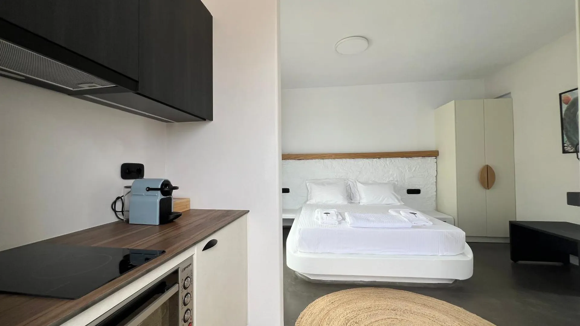 Thronos Suites アノ・メラ アパート