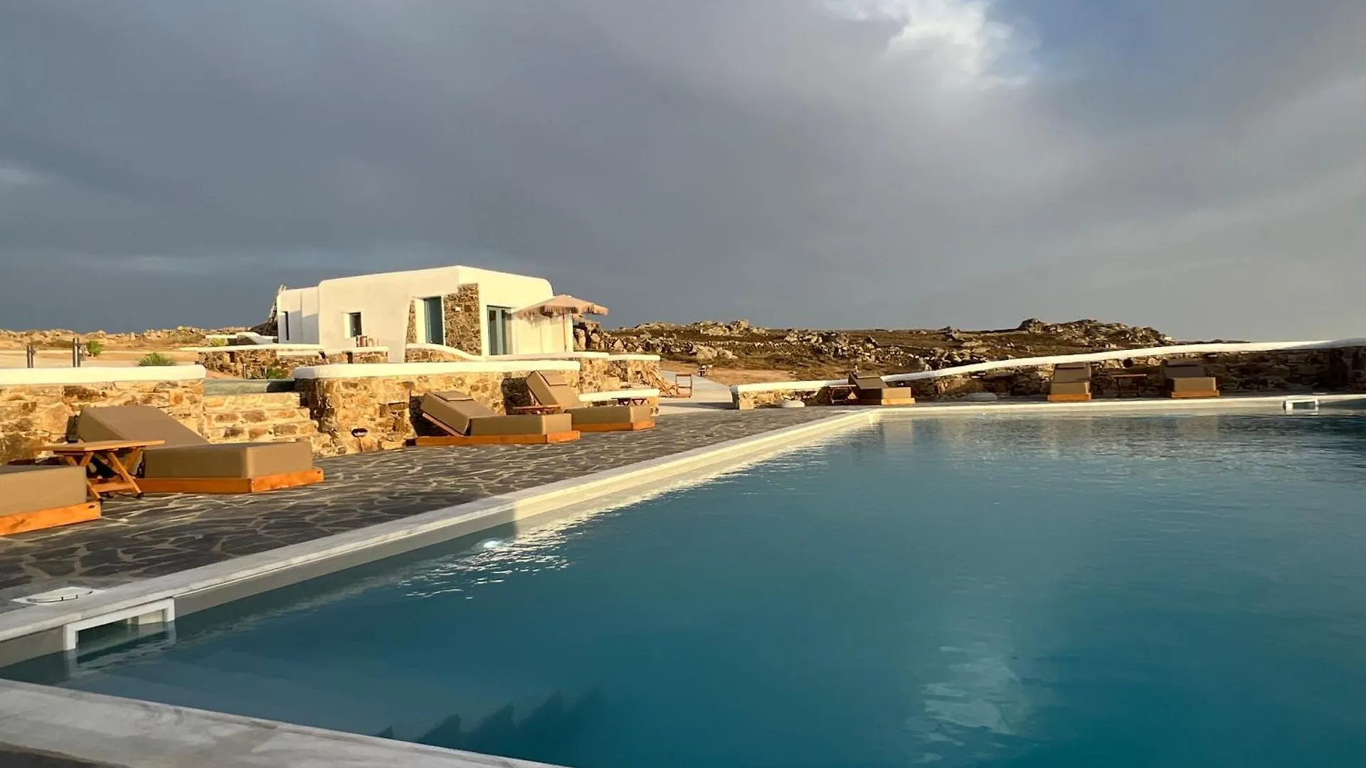 Thronos Suites Ano Mera
