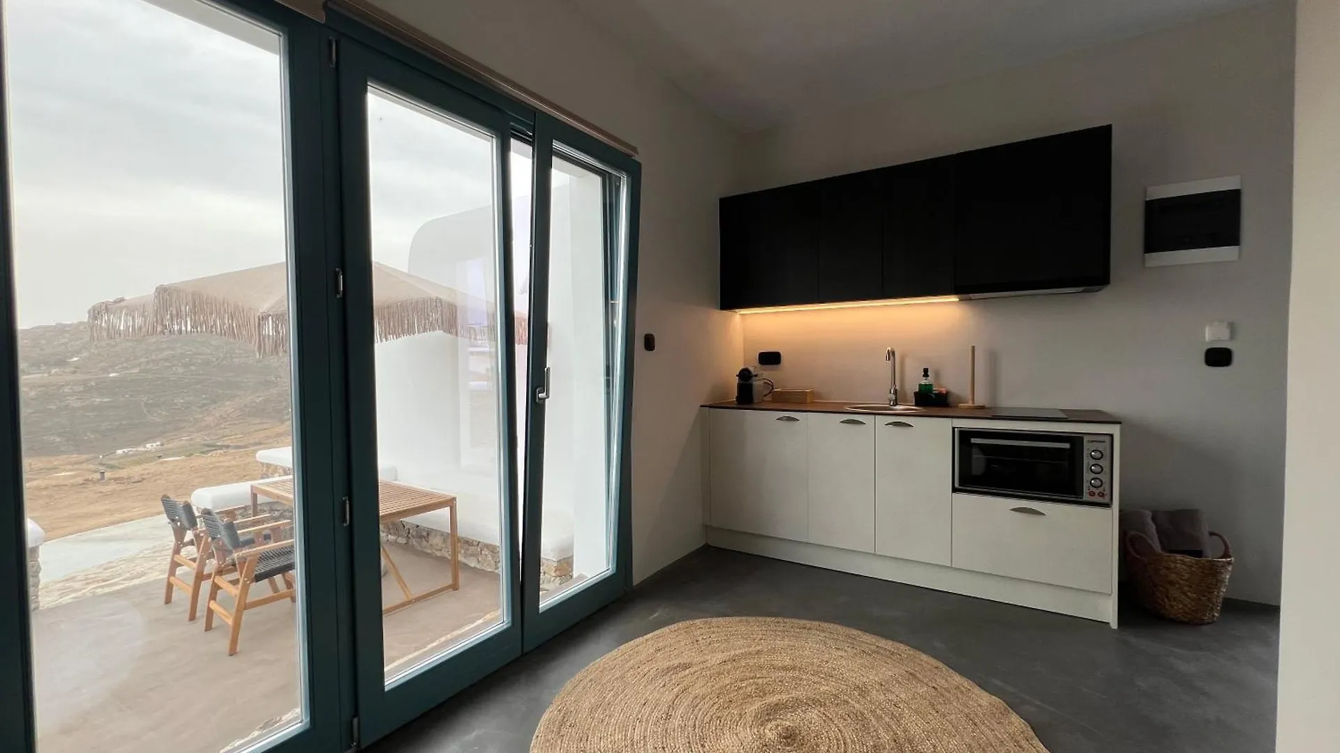 Thronos Suites Ano Mera