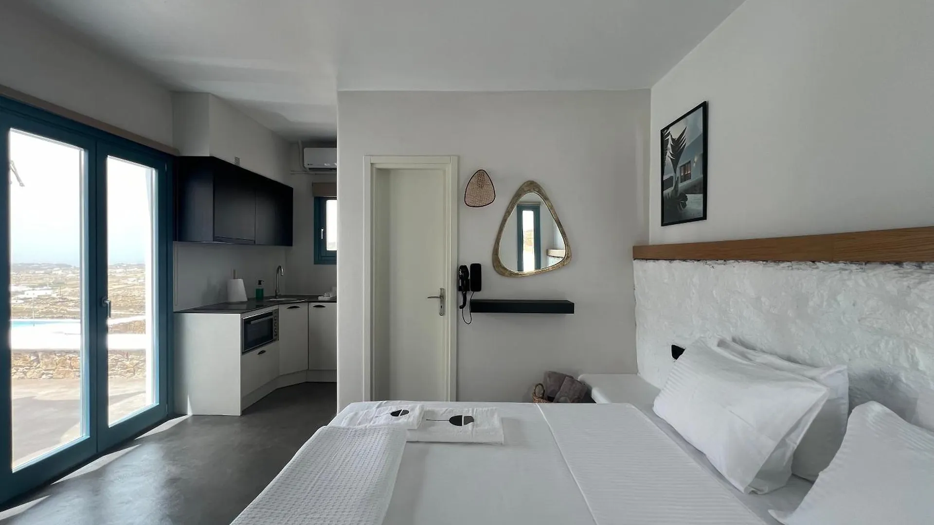 Thronos Suites Ano Mera 0*,