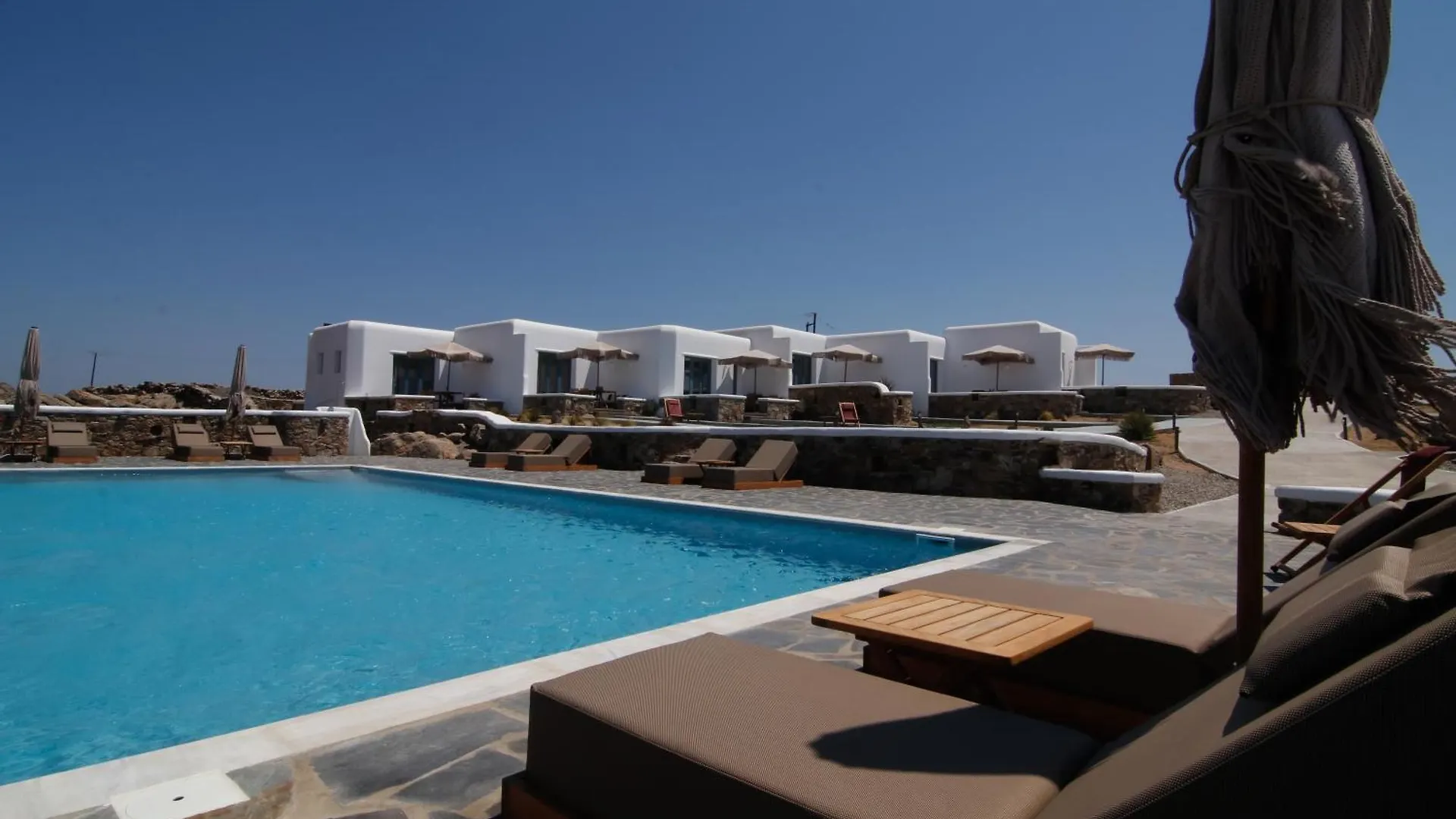 Thronos Suites Ano Mera 0*,