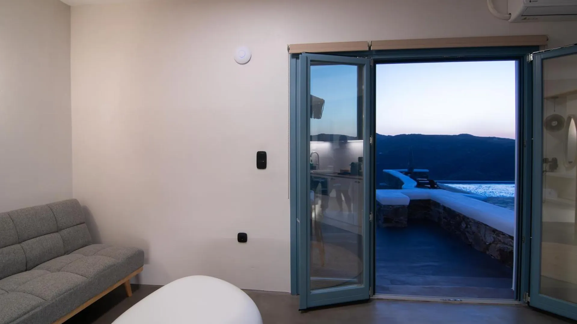 Thronos Suites Ano Mera