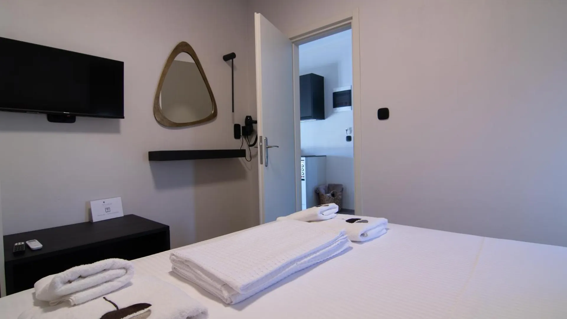Thronos Suites Ano Mera