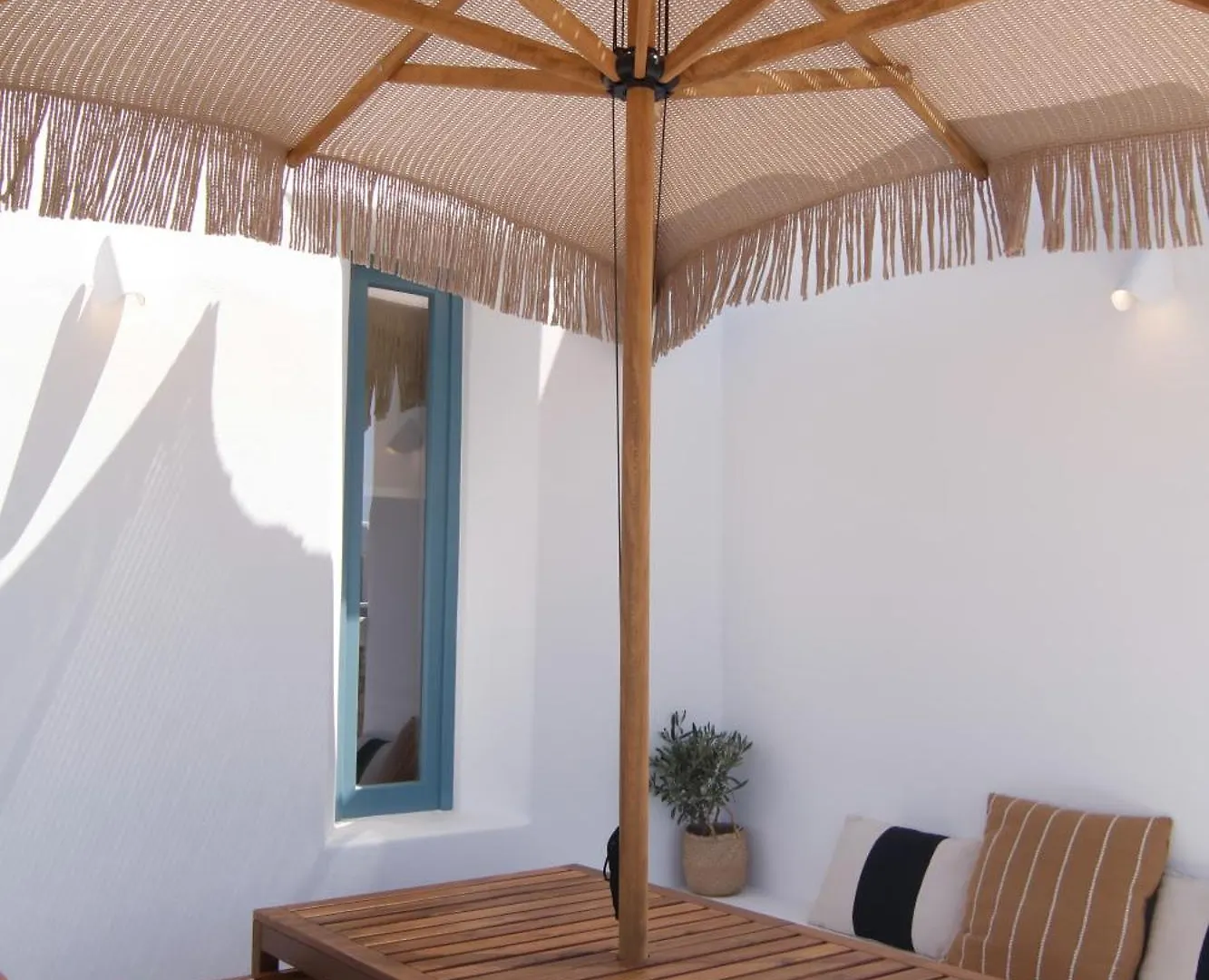 Thronos Suites Ano Mera 0*,
